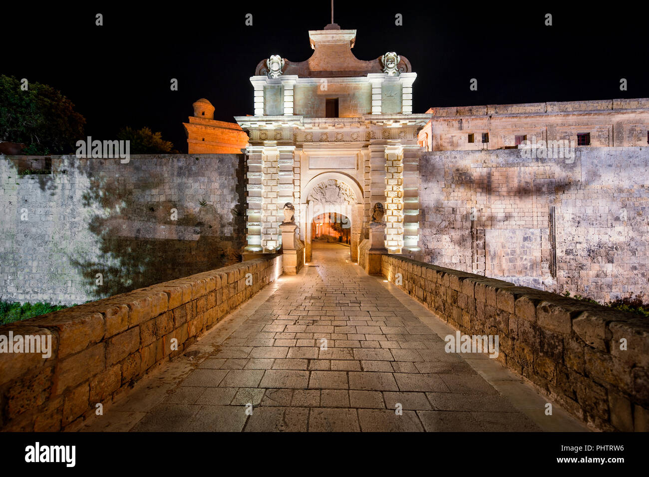 La puerta de la ciudad de Mdina Malta durante la noche Foto de stock