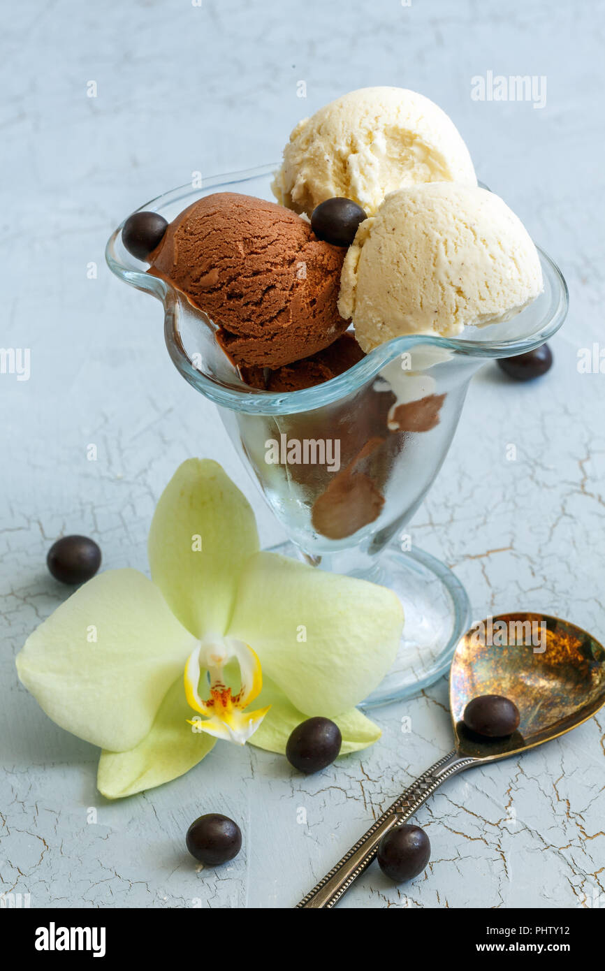 Artesanal de helado de vainilla y chocolate en un vaso de vidrio Fotografía  de stock - Alamy