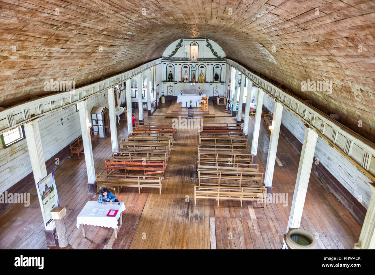 Iglesia de madera de Natividad de María interior, Ichuac, Isla Lemuy