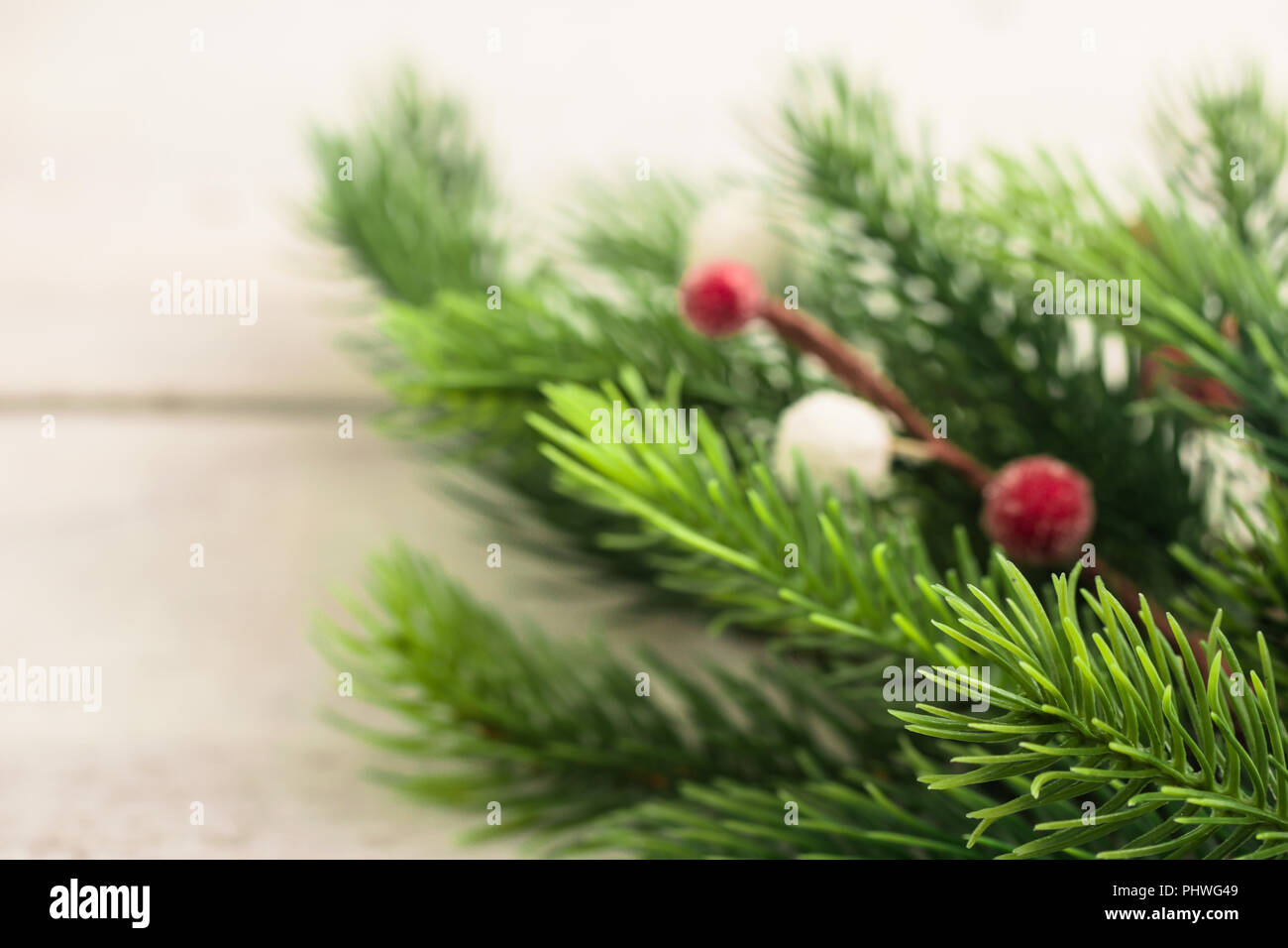Ramas de abeto de Navidad con decoración diferente - rodajas de cítricos,  piñas y bolas brillantes. Vacaciones de invierno Fotografía de stock - Alamy