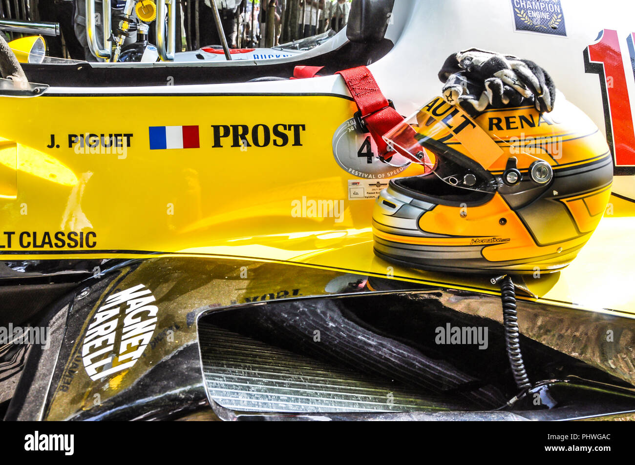 Alain Prost clásico Renault RE40 Gran premio de Fórmula 1 en el Festival de Velocidad de Goodwood. J Conductor de Piguet. Casco y guantes Foto de stock