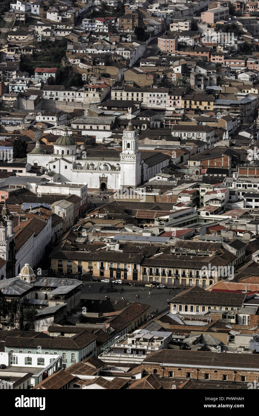 Vista aérea del casco antiguo de Quito en Ecuador Foto de stock