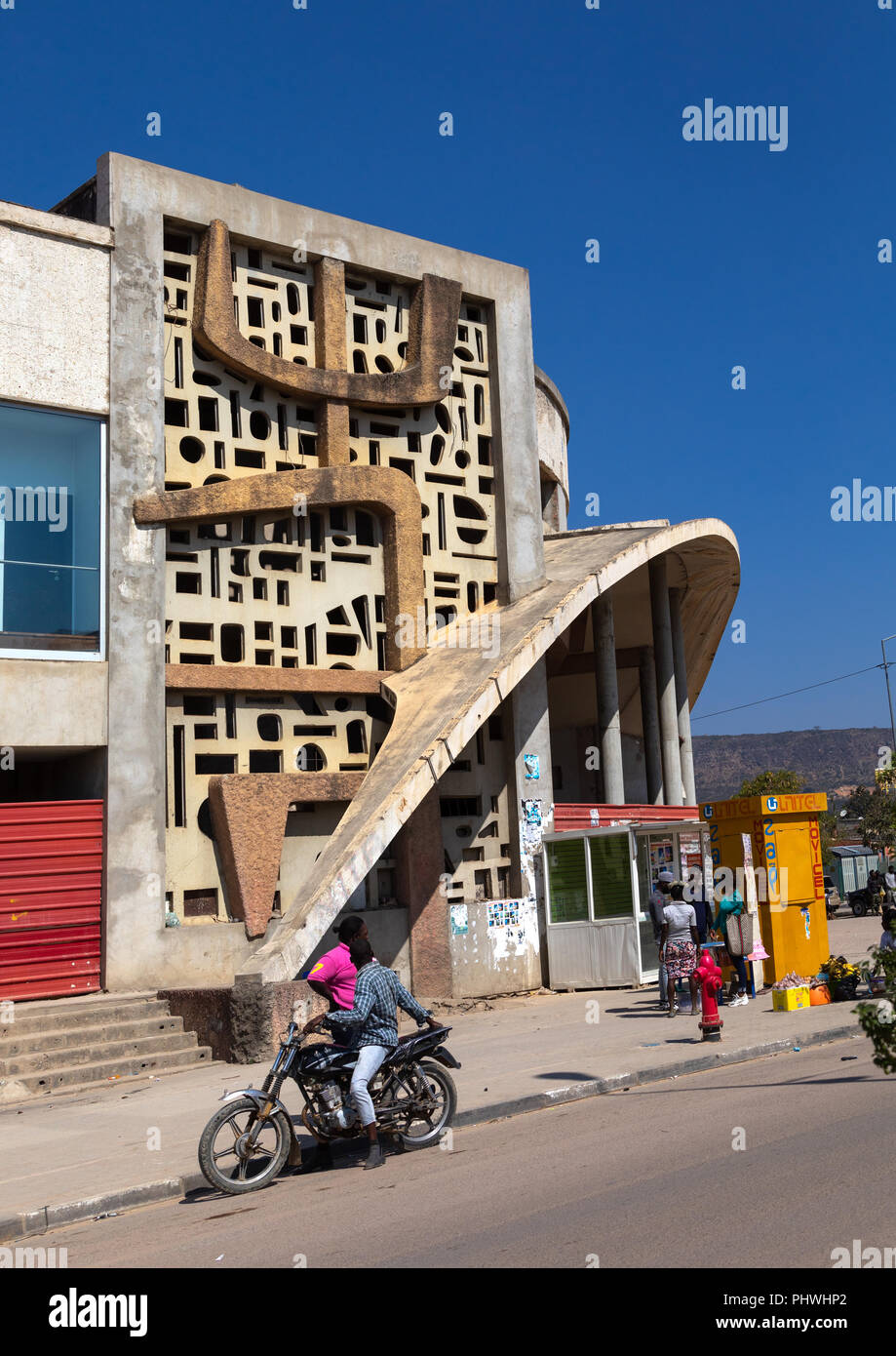 Antiguo edificio colonial portuguesa del cine teatro Arco Iris, en la provincia de Huila, Lubango, Angola Foto de stock