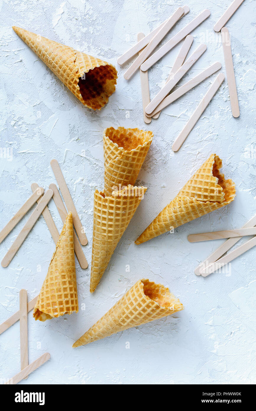 Los conos y bastoncillos gofres para helados. Foto de stock