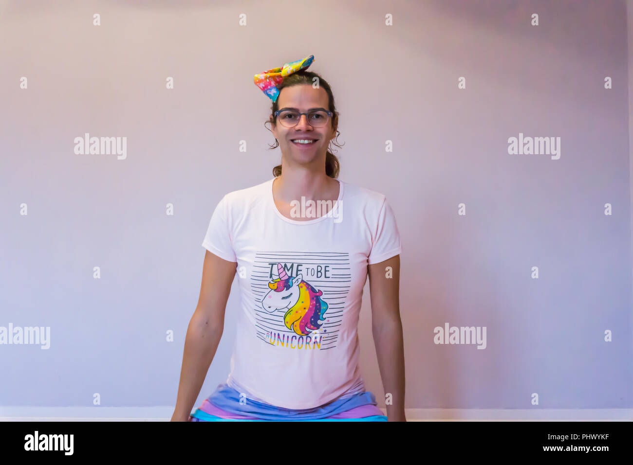 Smiling transvestite fotografías e imágenes de alta resolución - Alamy