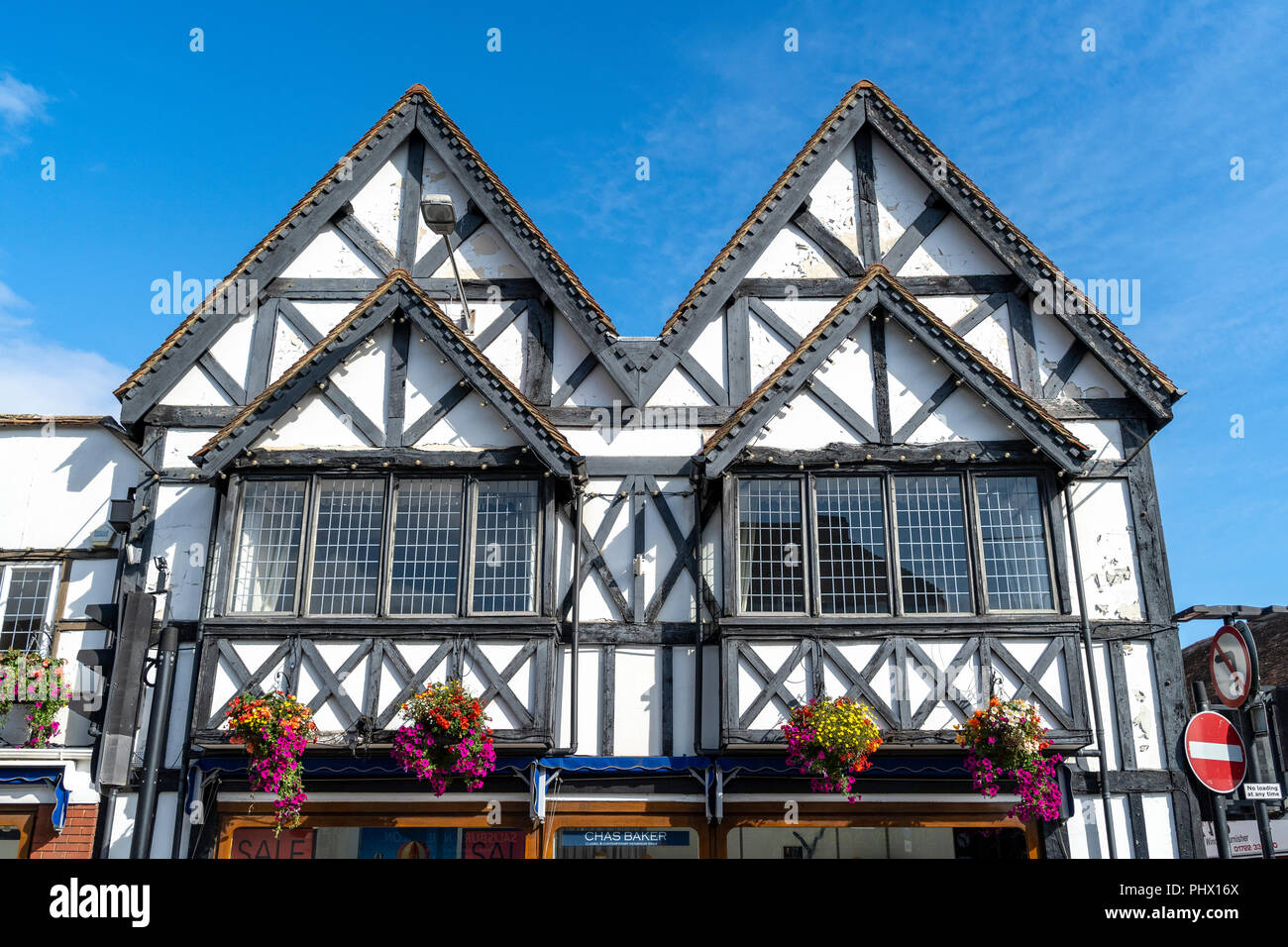Edificio de estilo Tudor medieval en Salisbury UK Chas vivienda H Baker mens tienda de ropa Foto de stock