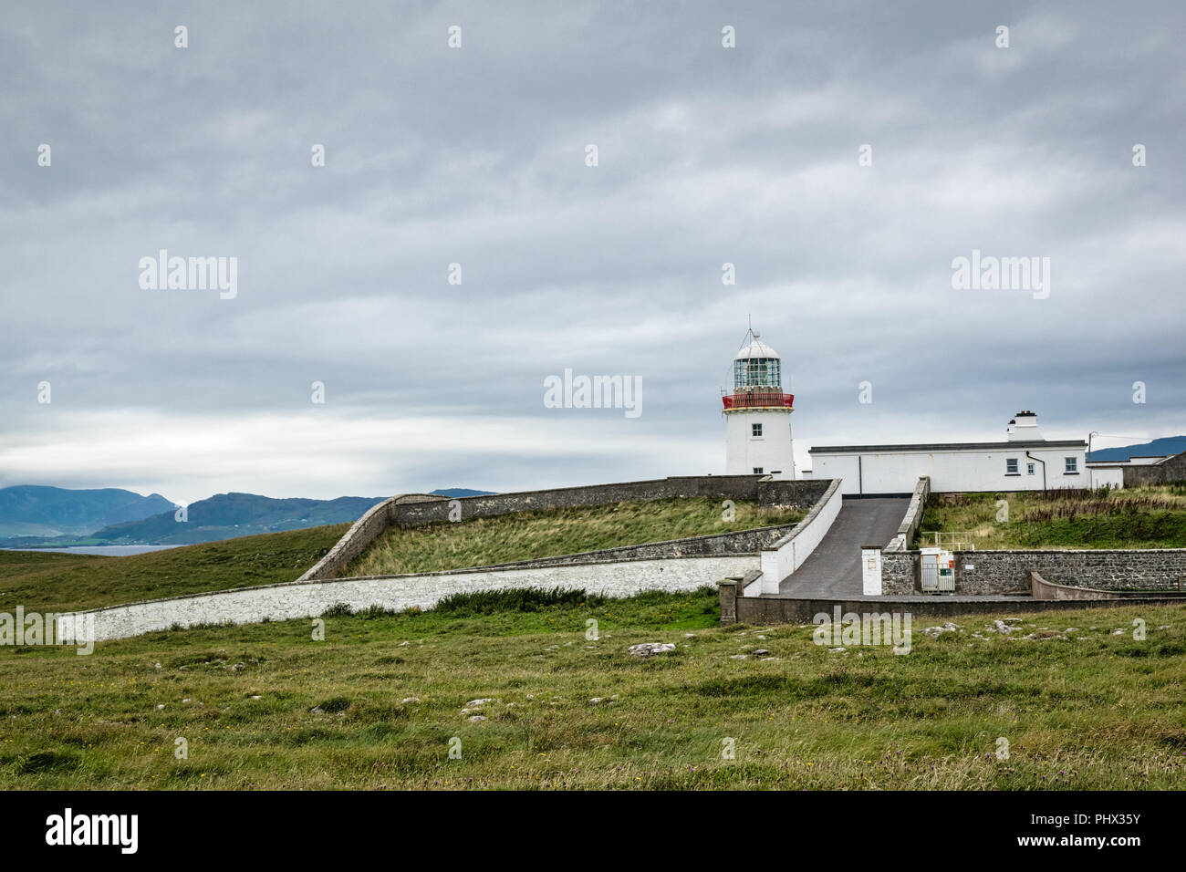 Esta es una imagen del faro Tullymore en Donegal, Irlanda Foto de stock