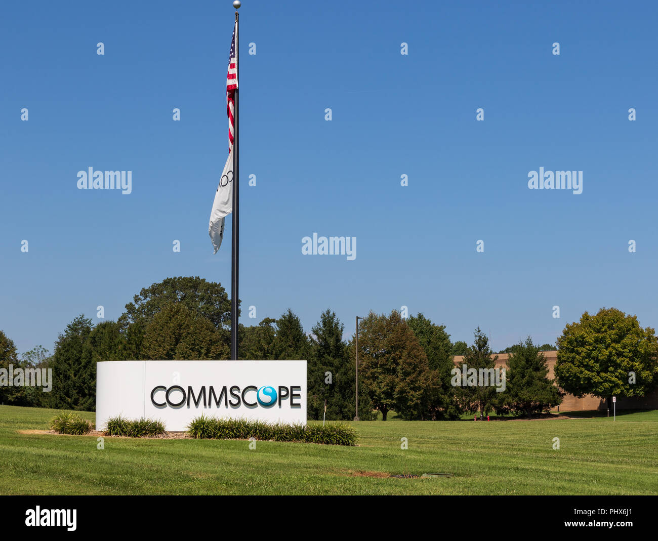 CATAWBA, NC, EE.UU.--8/31/18: Signo, bandera y motivos de Catawba facilidad de Commscope, Fabr. de cable y otros componentes de la infraestructura. Foto de stock