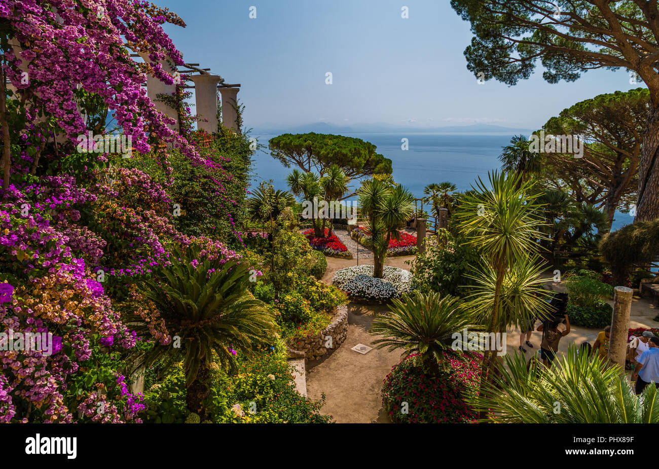 RAVELLO (SA), Italia - 29 de agosto de 2018: los turistas visitar los jardines de Villa Rufolo Foto de stock