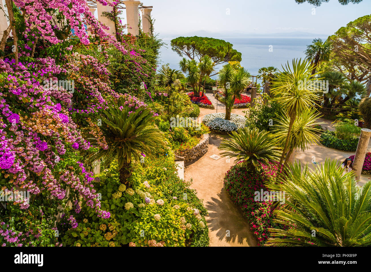 RAVELLO (SA), Italia - 29 de agosto de 2018: los turistas visitar los jardines de Villa Rufolo Foto de stock