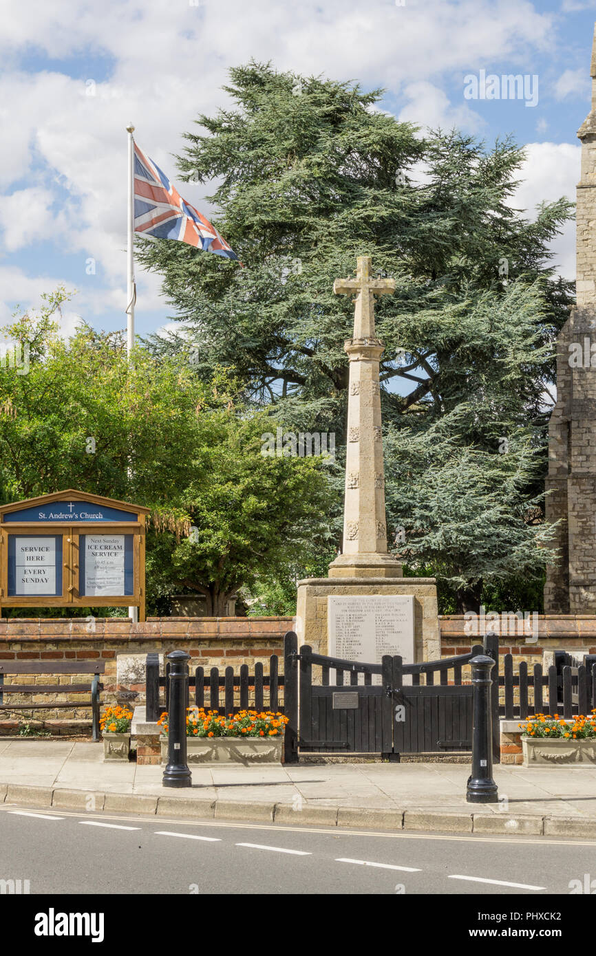 WW1 War Memorial de pie fuera del cementerio de St Andrews, Kimbolton, Reino Unido; grado II en la lista debido a su interés histórico. Foto de stock