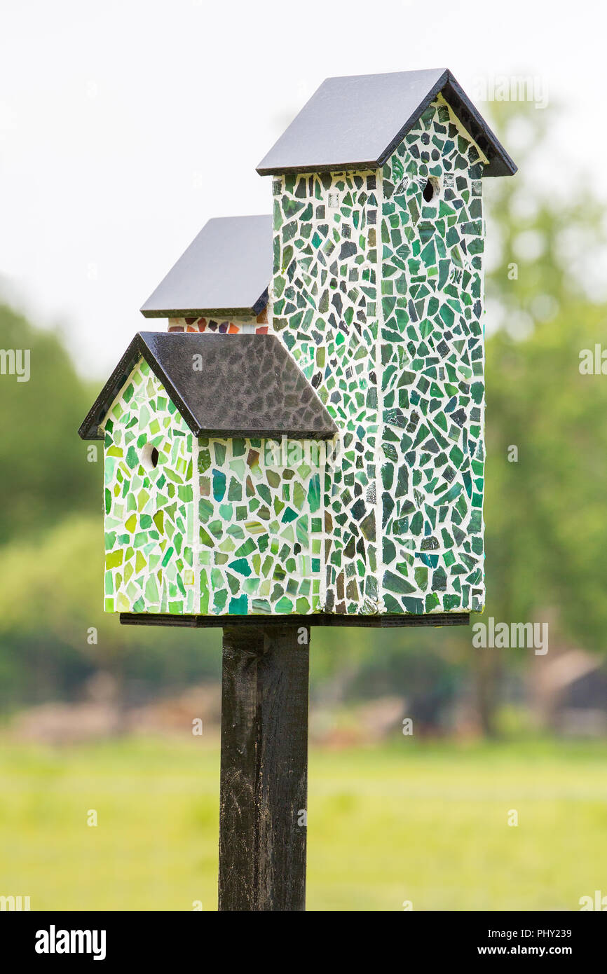 Cajas nido para pájaros pequeños fotografías e imágenes de alta resolución  - Alamy