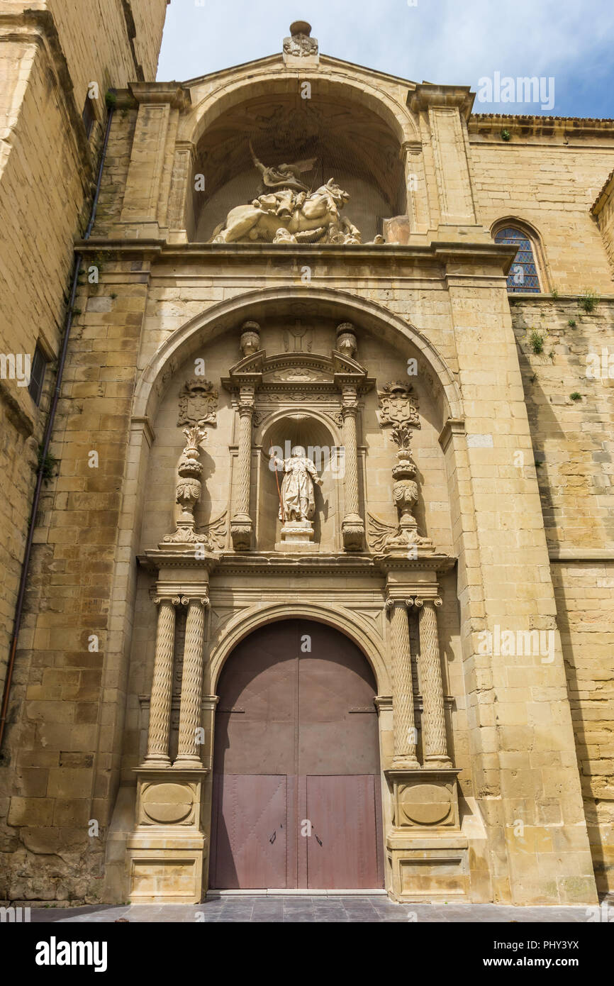 Entrada a la catedral en Logroño, España Foto de stock