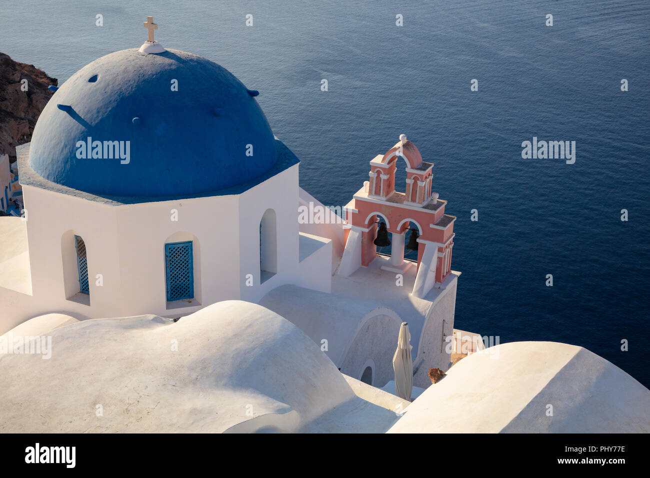 Oia, Santorini. Cerrar imagen de Iglesia Griega situado en la isla de Santorini, en el sur del Mar Egeo, en Grecia. Foto de stock