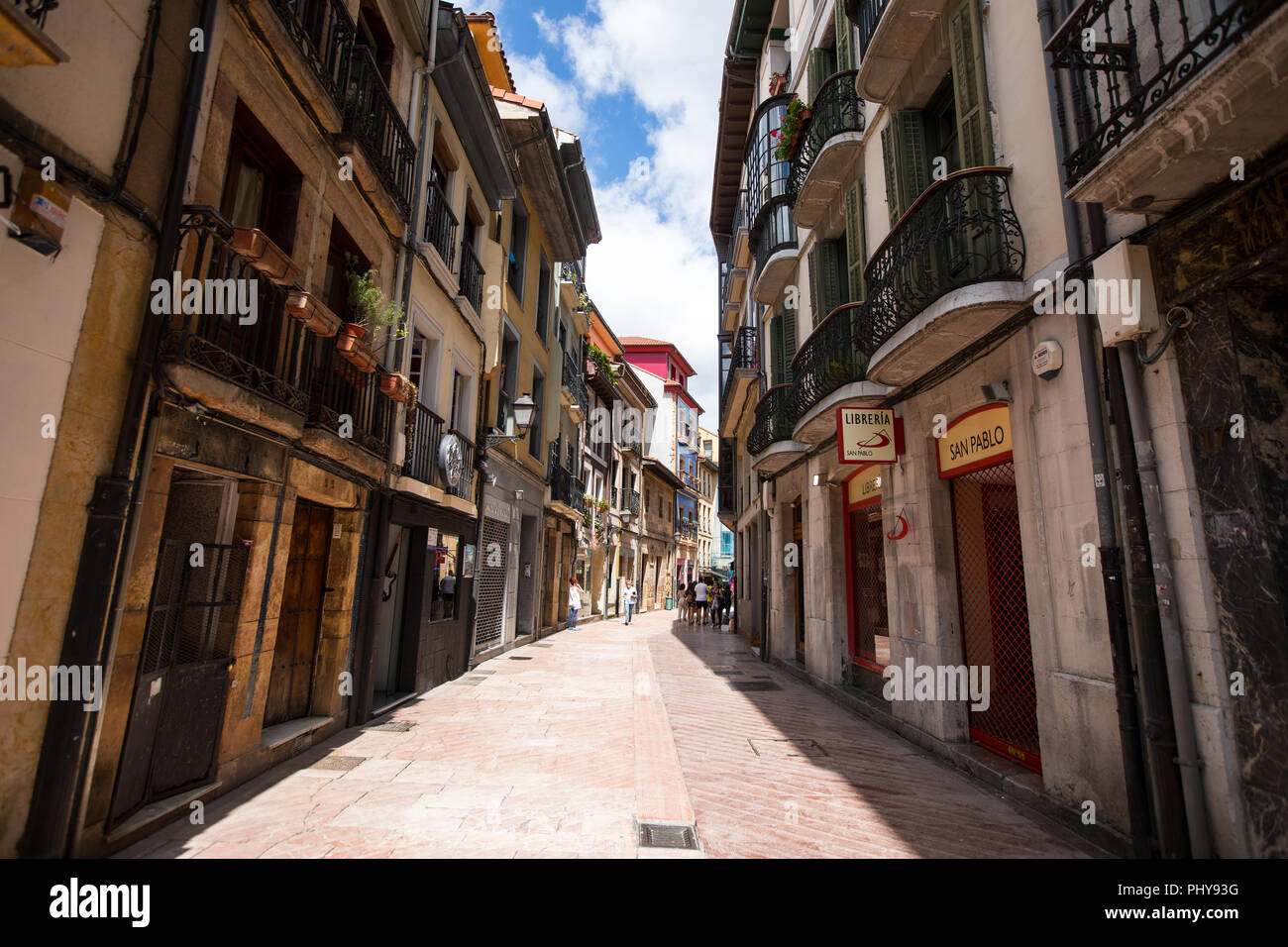 La ciudad de Oviedo, en Asturias, en el Noroeste de España Foto de stock