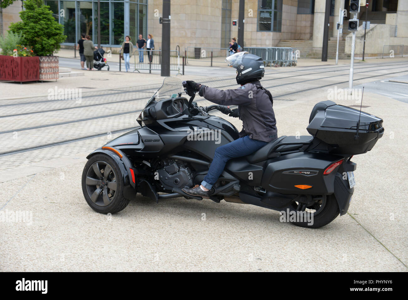 Motocicleta de 3 ruedas fotografías e imágenes de alta resolución - Alamy
