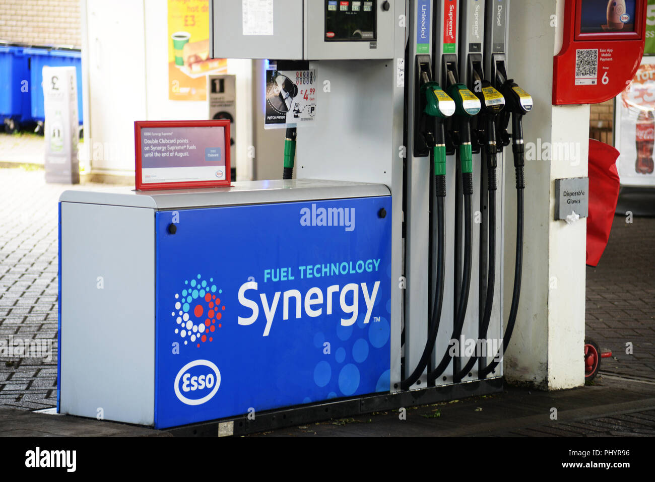 UK área de servicio Esso bombas de combustible con 4 opciones de combustible. Foto de stock