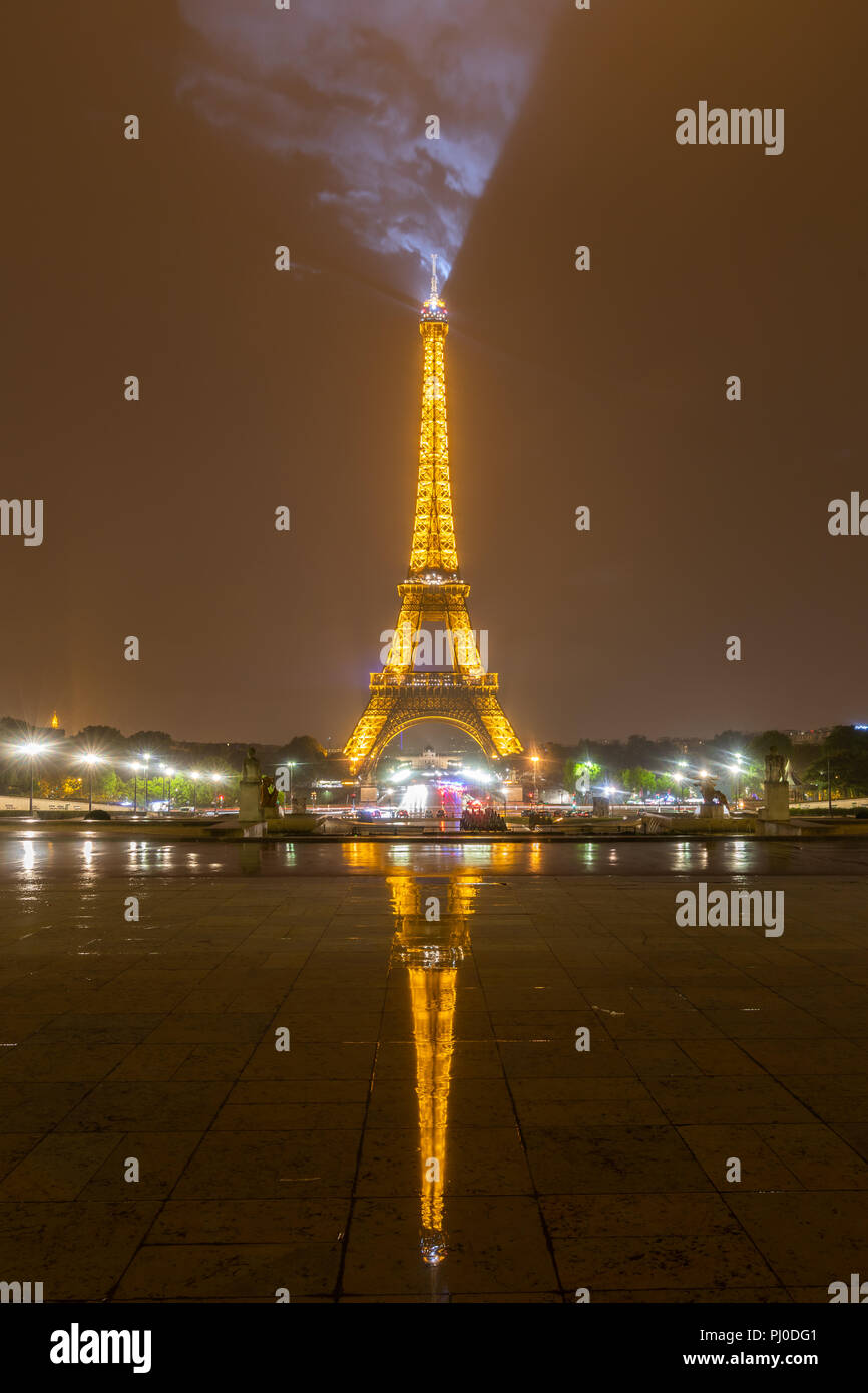 Torre Eiffel en la noche con la reflexión sobre el suelo mojado Foto de stock