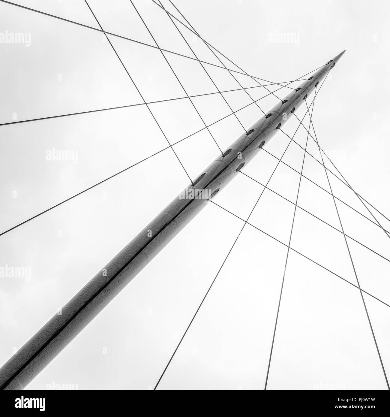 Vista simétrica de la Trinidad Puente en Manchester, diseñada por el arquitecto Santiago Calatrava. Foto de stock