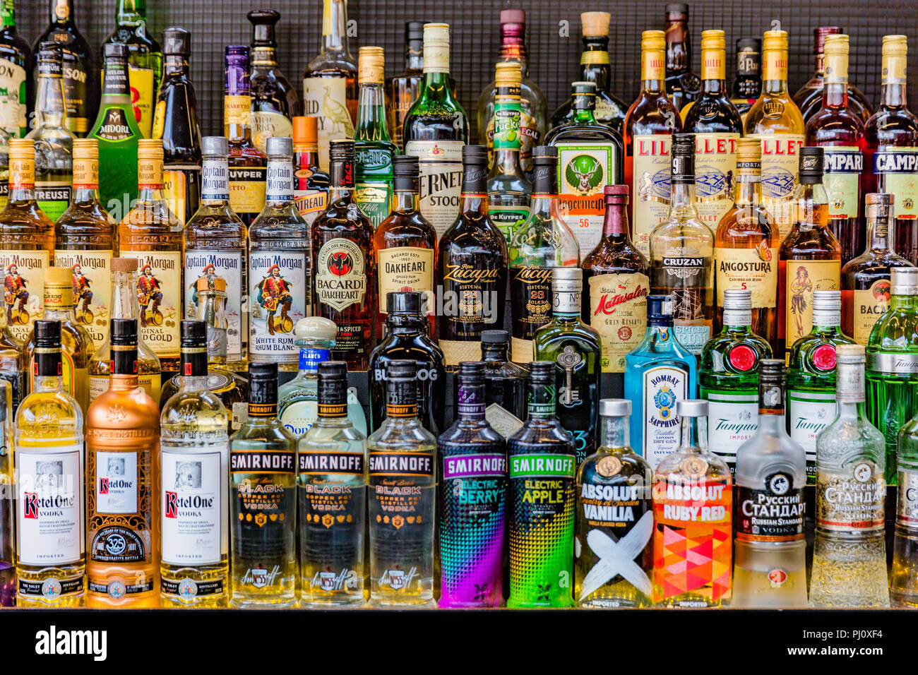 Tomar un riesgo Principiante Pronunciar Vodka Ron Gin licores bebidas botellas de alcohol en un pedestal de barras  Fotografía de stock - Alamy