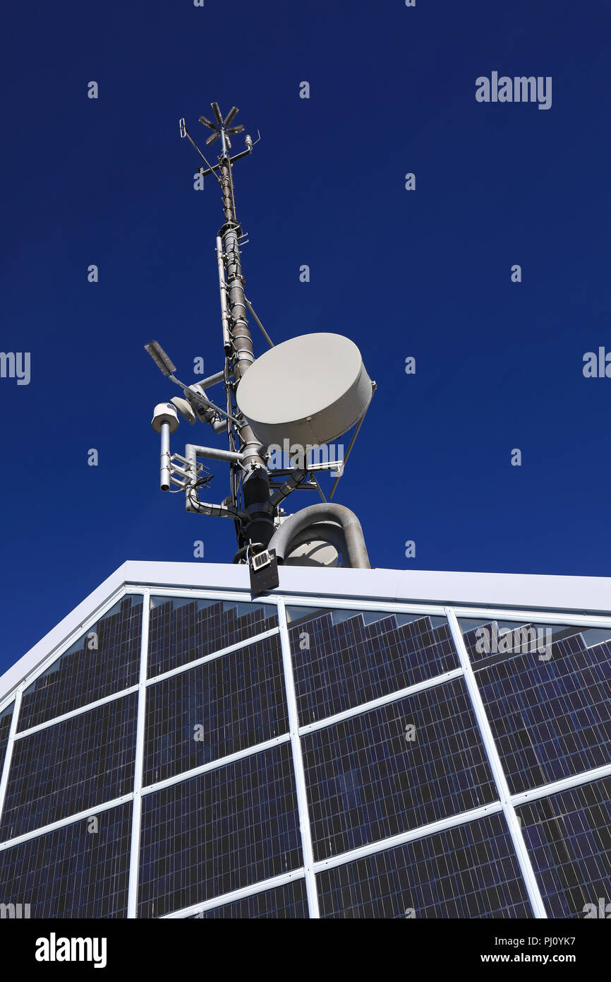 Techo solar de energía eléctrica y telecomunicaciones antena haz Fotografía  de stock - Alamy