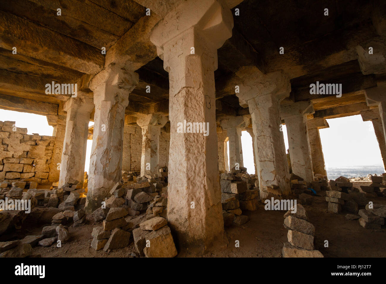 Templo arruinado a Matanga hill, Hampi. Foto de stock