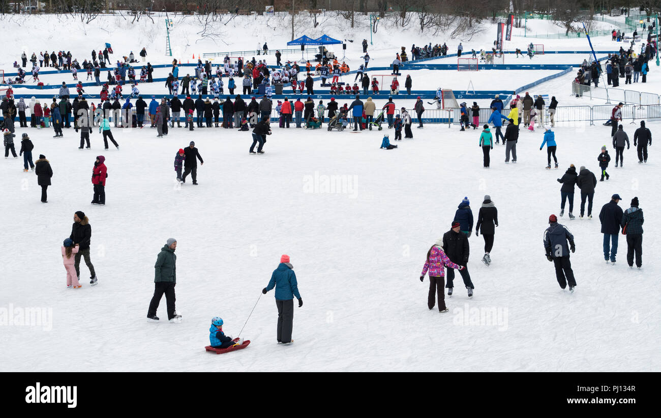 La gente patinando sobre una pista de hielo exterior en el centro de la Naturaleza, Laval, Quebec, Canadá. Foto de stock