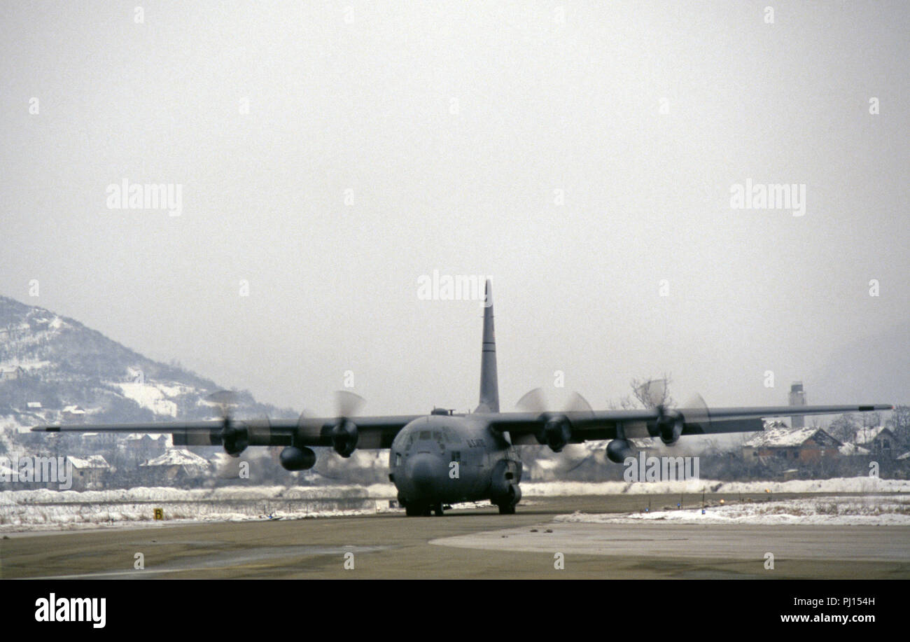 El 4 de marzo de 1993 durante el asedio de Sarajevo: una americana Lockheed C-130H Hercules del Kentucky Air Guard taxis después de aterrizar en el aeropuerto de Sarajevo. Foto de stock