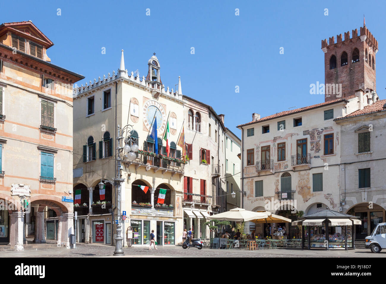 Esquina de la Piazza Liberta con antiguos frescos, Bassano del Grappa, Vicenza, Italia, por los que es conocida la ciudad. Restaurante al aire libre, Torre Cívica Foto de stock
