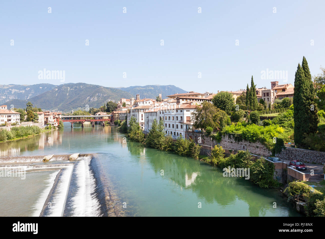 Ver el paisaje del río Brenta con Weir y el Ponte Vecchio, los Dolomitas y Bassano del Grappa, Vicenza, Italia Foto de stock