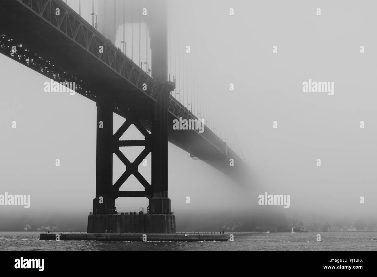 Puente Golden Gate en la Niebla visto desde las tolvas manos a Fort Point en blanco y negro Foto de stock