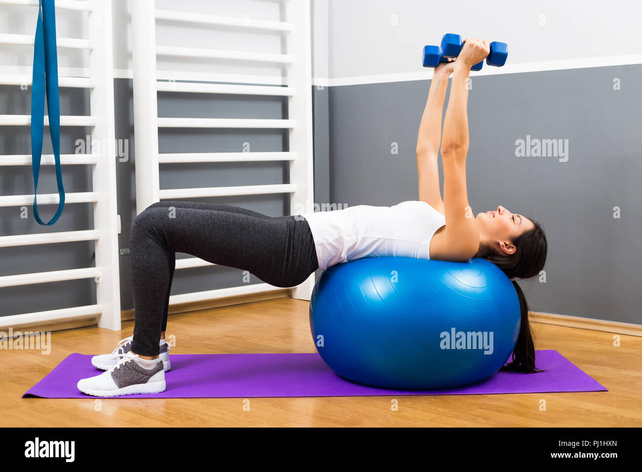 Hermosa joven el ejercicio con pesas y pilates pelota Fotografía de stock -  Alamy