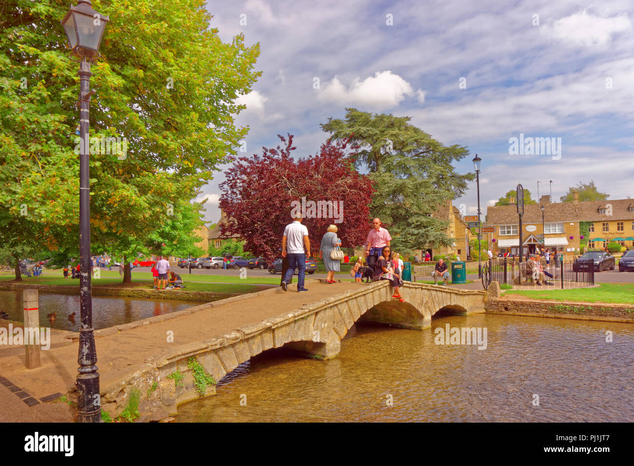 Aldea Cotswolds Bourton sobre el agua y el río Windrush en Gloucestershire, Inglaterra, Reino Unido. Foto de stock