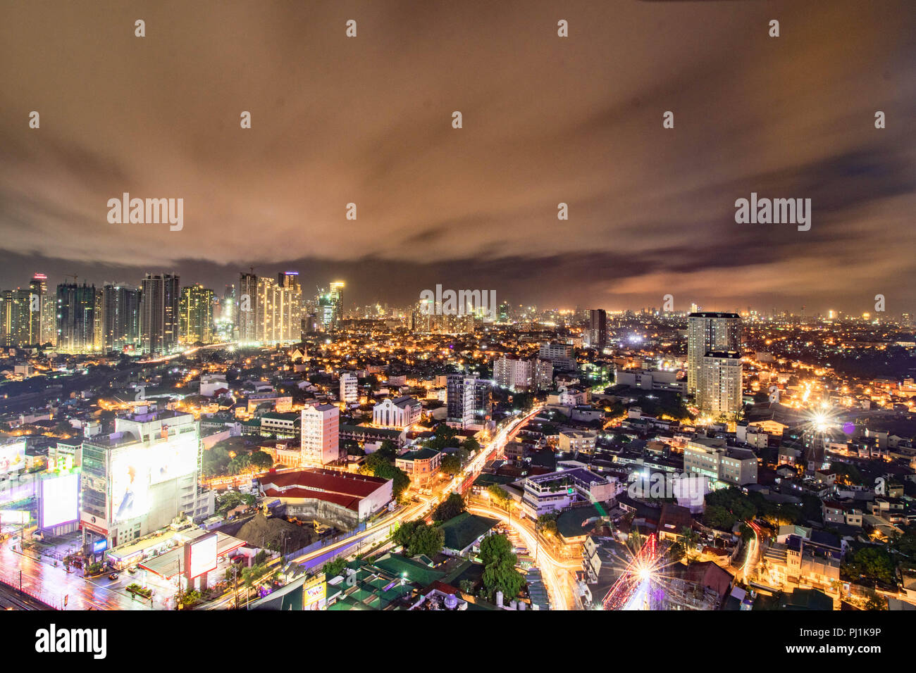 Mandaluyong City, Manila durante la noche. Foto de stock