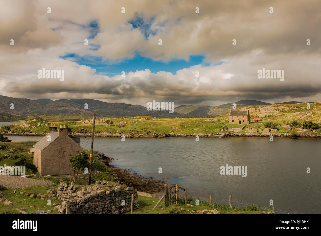 Casas abandonadas y Croft en la remota isla escocesa Foto de stock