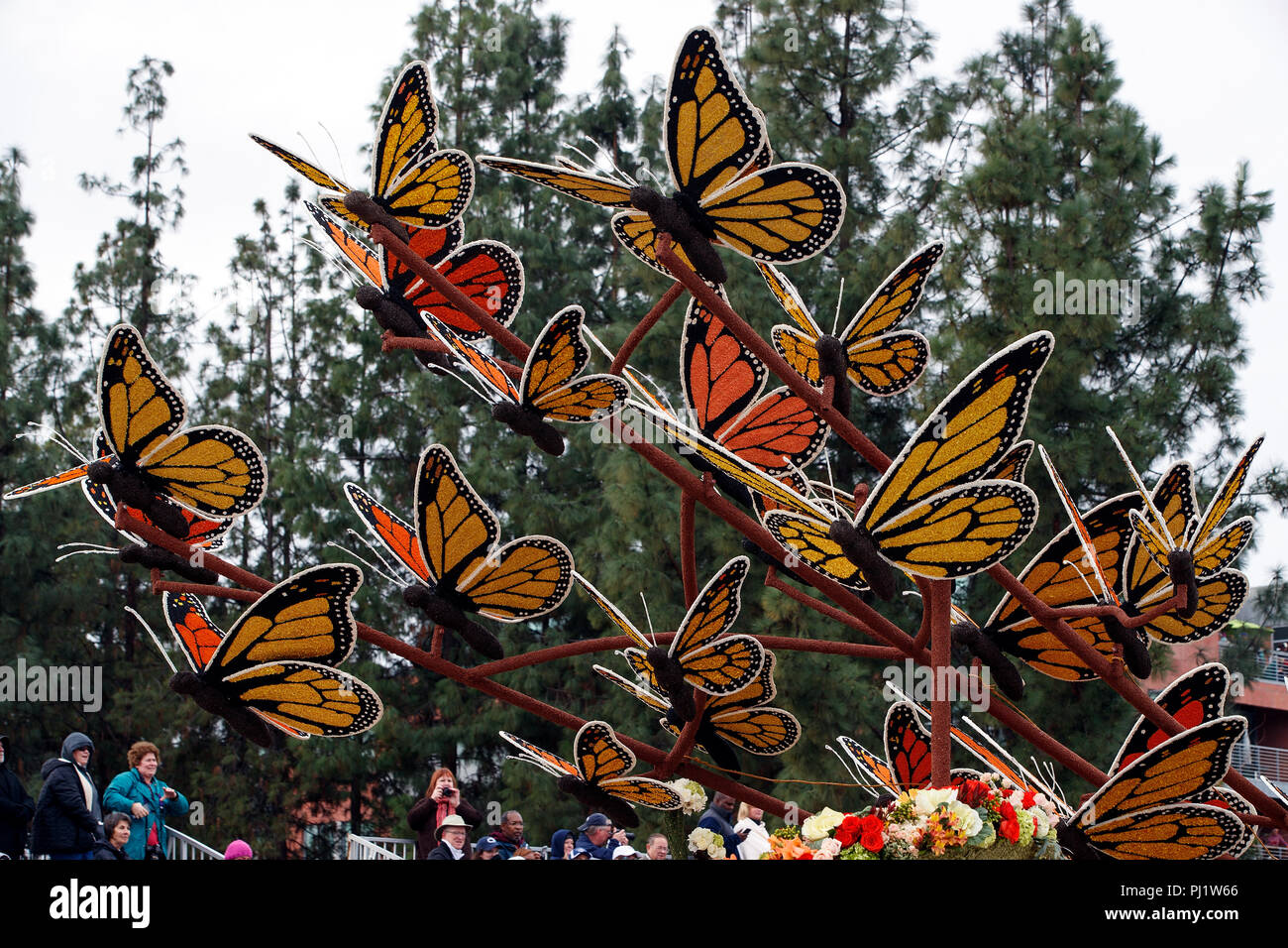 Las mariposas en un flotador en la ruta del desfile de las Rosas 2004  Torneo 2017, Rose Parade de Pasadena, California, Estados Unidos de América  Fotografía de stock - Alamy