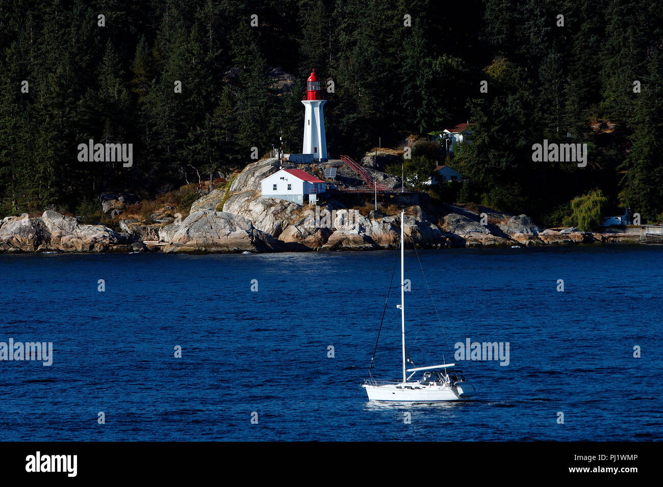 Punto Atkinson Faro con velero pasando, al oeste de Vancouver, British Columbia, Canadá Foto de stock