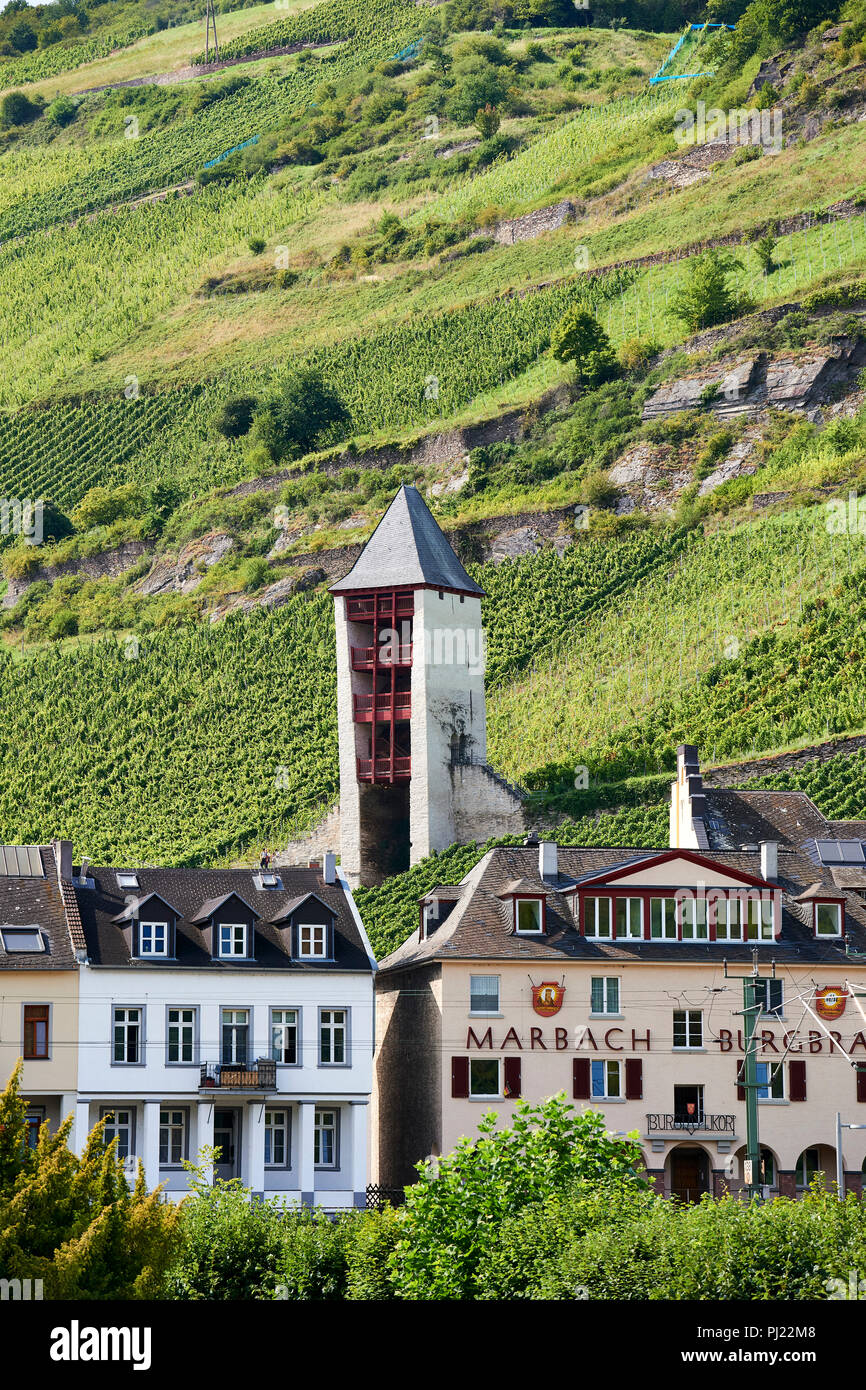Postenturm, Bacharach aldea sobre el río Rin, Alemania; los viñedos en las laderas circundantes forman un pintoresco telón de fondo Foto de stock