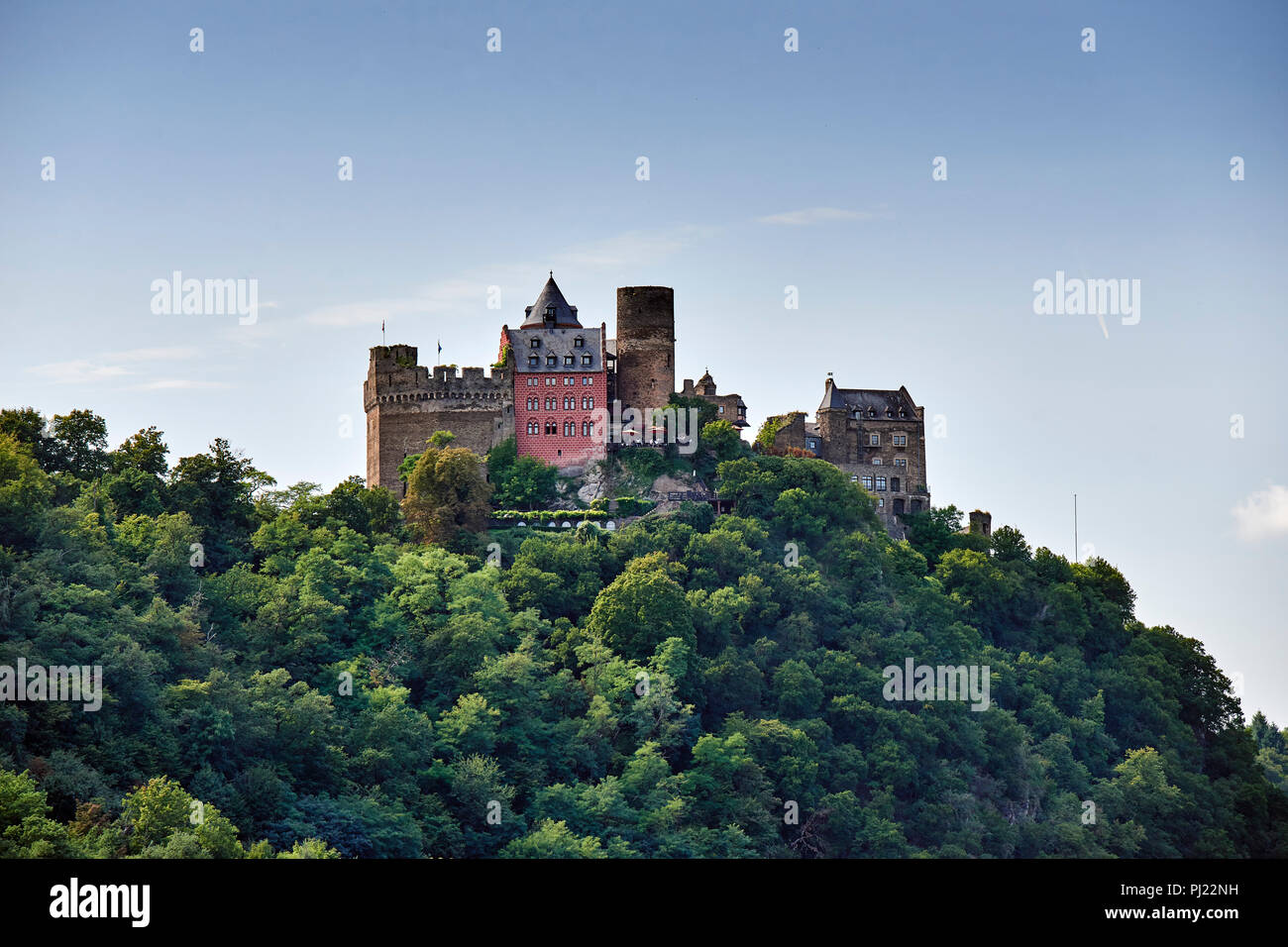 El castillo de Schönburg encima de la ciudad medieval de Oberwesel, Rin. Es un castillo medieval que data del siglo 10 o 11. Foto de stock