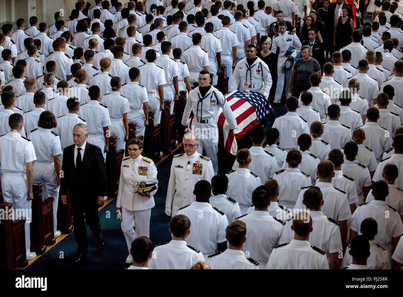 El Secretario de Defensa de EE.UU. James Mattis lleva la procesión de la bandera colgante cofre de senador John McCain y a su familia, tras la misa en la capilla de la Academia Naval de los Estados Unidos el 2 de septiembre de 2018, en Annapolis, Maryland. John S. McCain III, graduado de la Academia Naval de Estados Unidos en 1958. Él era un piloto de la Marina de los Estados Unidos, a un prisionero de guerra en Vietnam, los congresistas y senadores y dos veces candidato presidencial. Ha recibido numerosos premios, entre ellos, la Estrella de Plata, la Legión de Mérito, Corazón Púrpura y la cruz de vuelo distinguida. Foto de stock