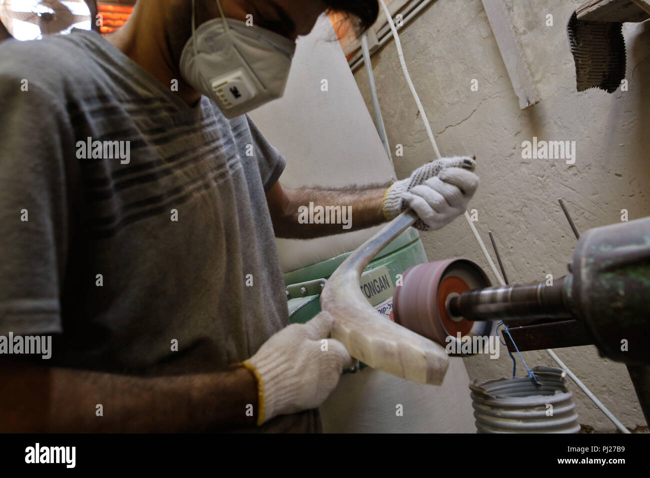 (180903) TEL AVIV, Septiembre 3, 2018 (Xinhua) un trabajador israelí prepara un cuerno en