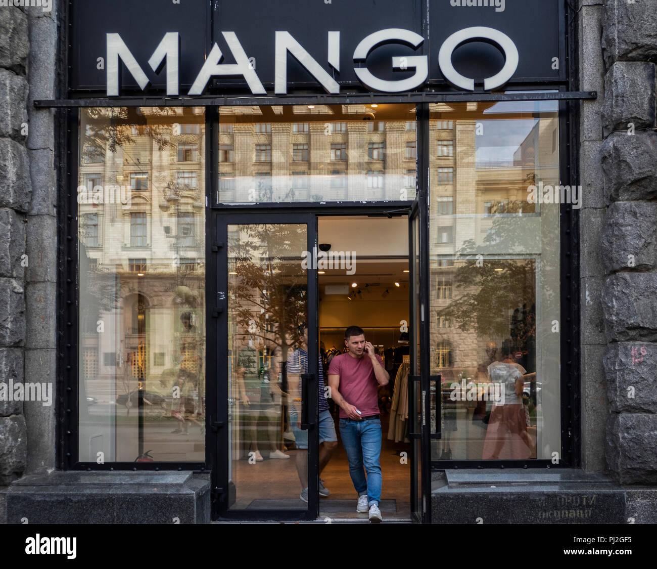 Tienda de mango. Mango es una tienda minorista de ropa de moda  internacional con tiendas en todo el mundo Fotografía de stock - Alamy