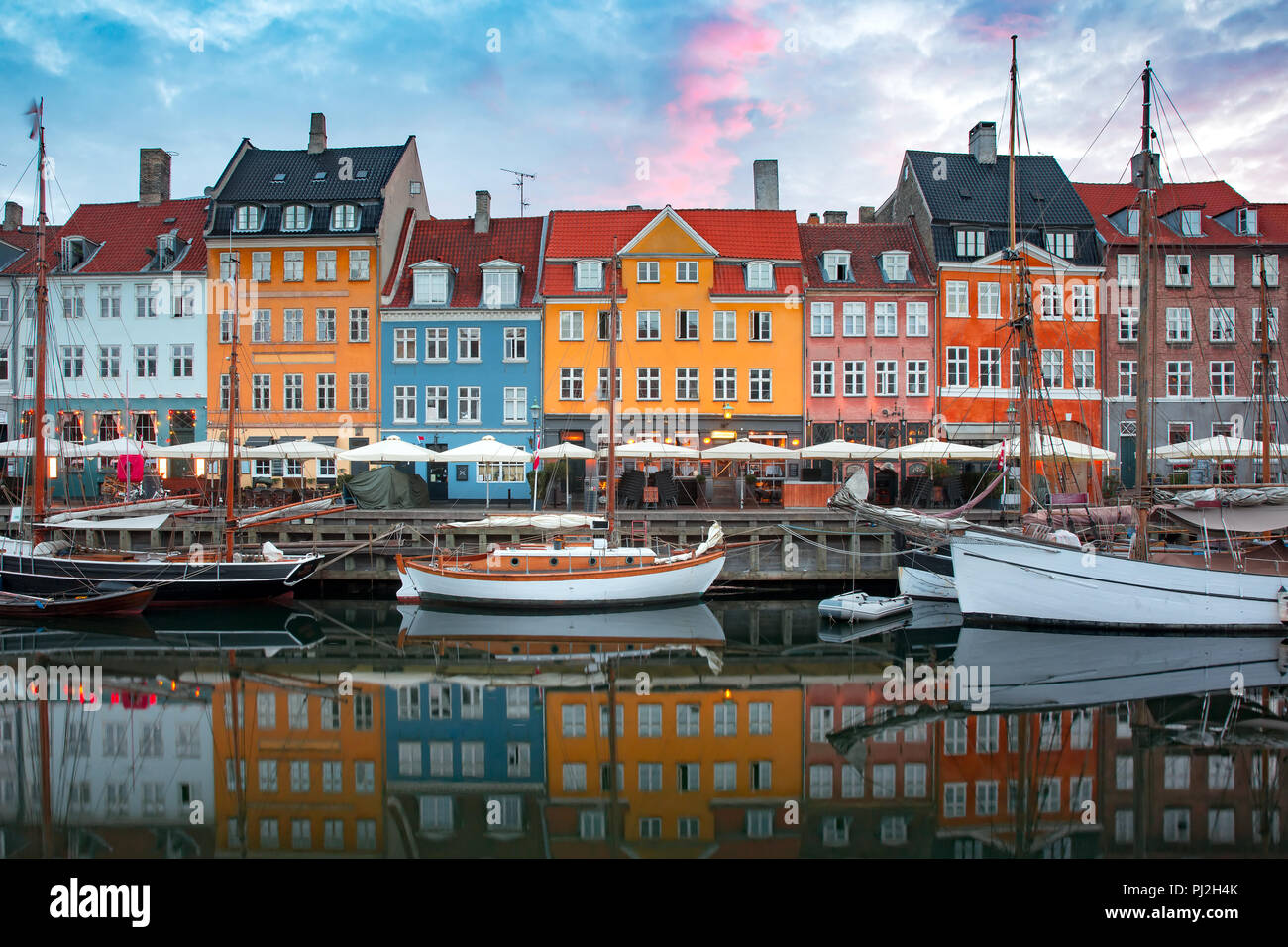 Al amanecer, Nyhavn en Copenhague, Dinamarca. Foto de stock
