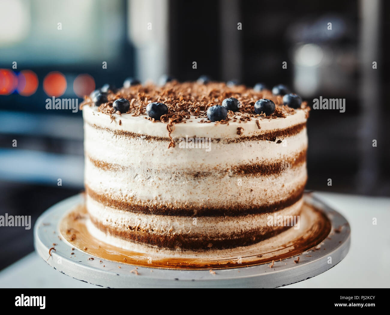 Cerca de tarta de chocolate con queso crema y bayas Fotografía de stock -  Alamy