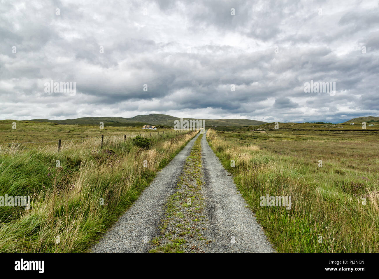 Esta es una fotografía de un camino rural a través de las montañas de Irlanda. Fue tomada en Donegal, Irlanda. Foto de stock