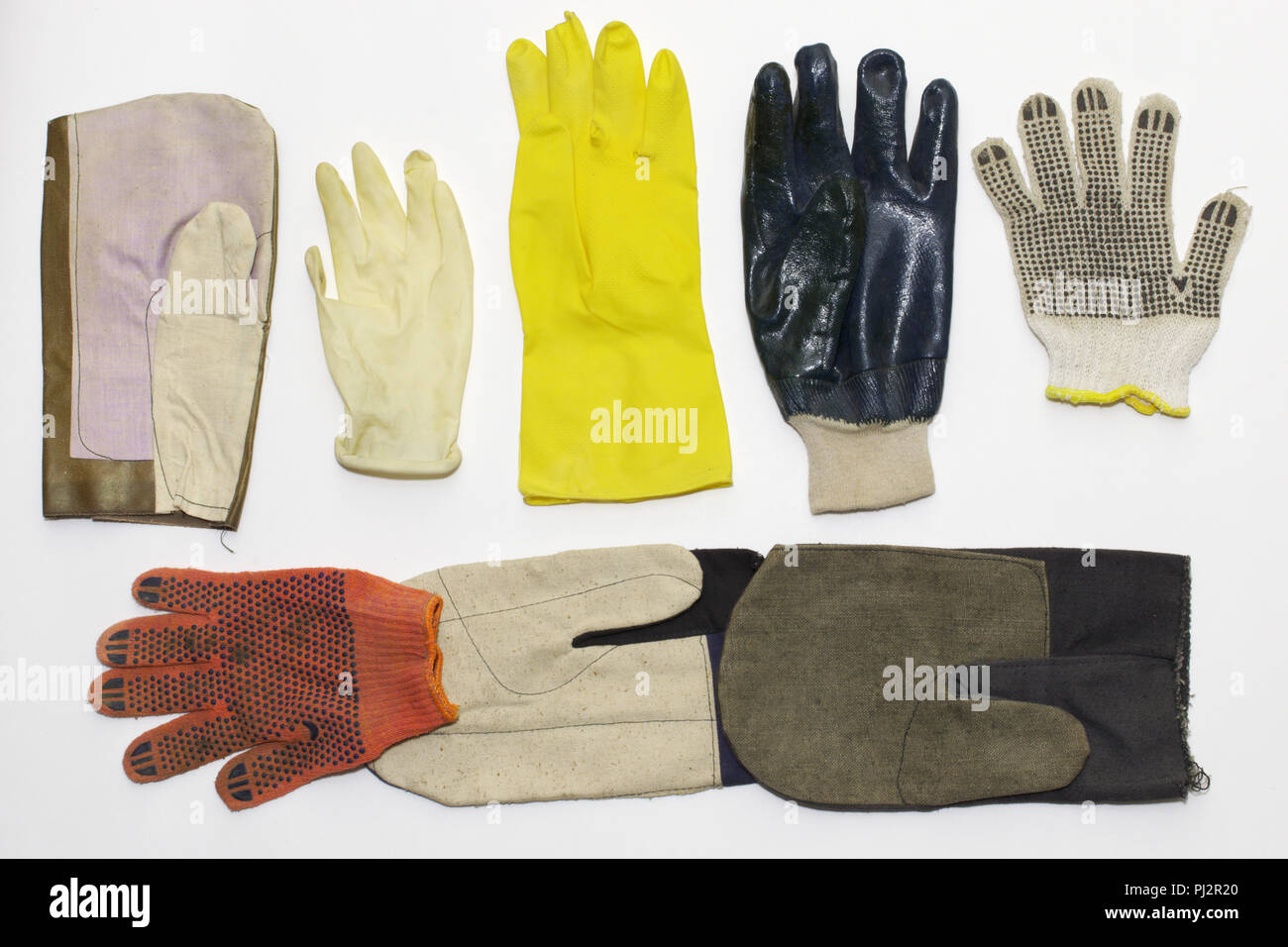 Mezcla de guantes de trabajo: textil (para jardinería, con puntos de goma,  recubierto de caucho de nitrilo); (para la limpieza (largo), médicos); y  Mitones Fotografía de stock - Alamy
