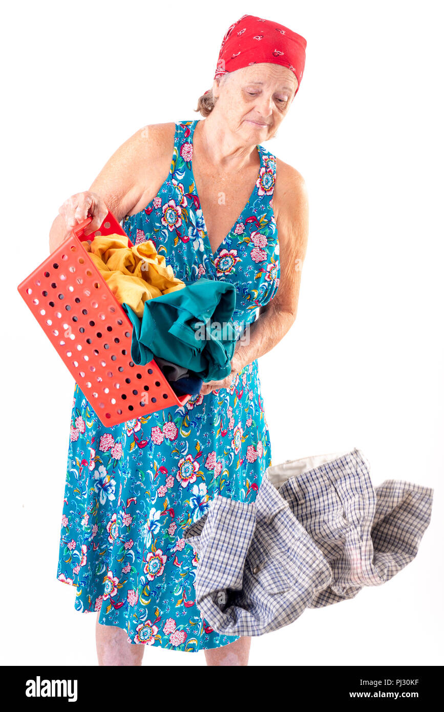 Lavandera sosteniendo una cesta con ropa . Foto de stock