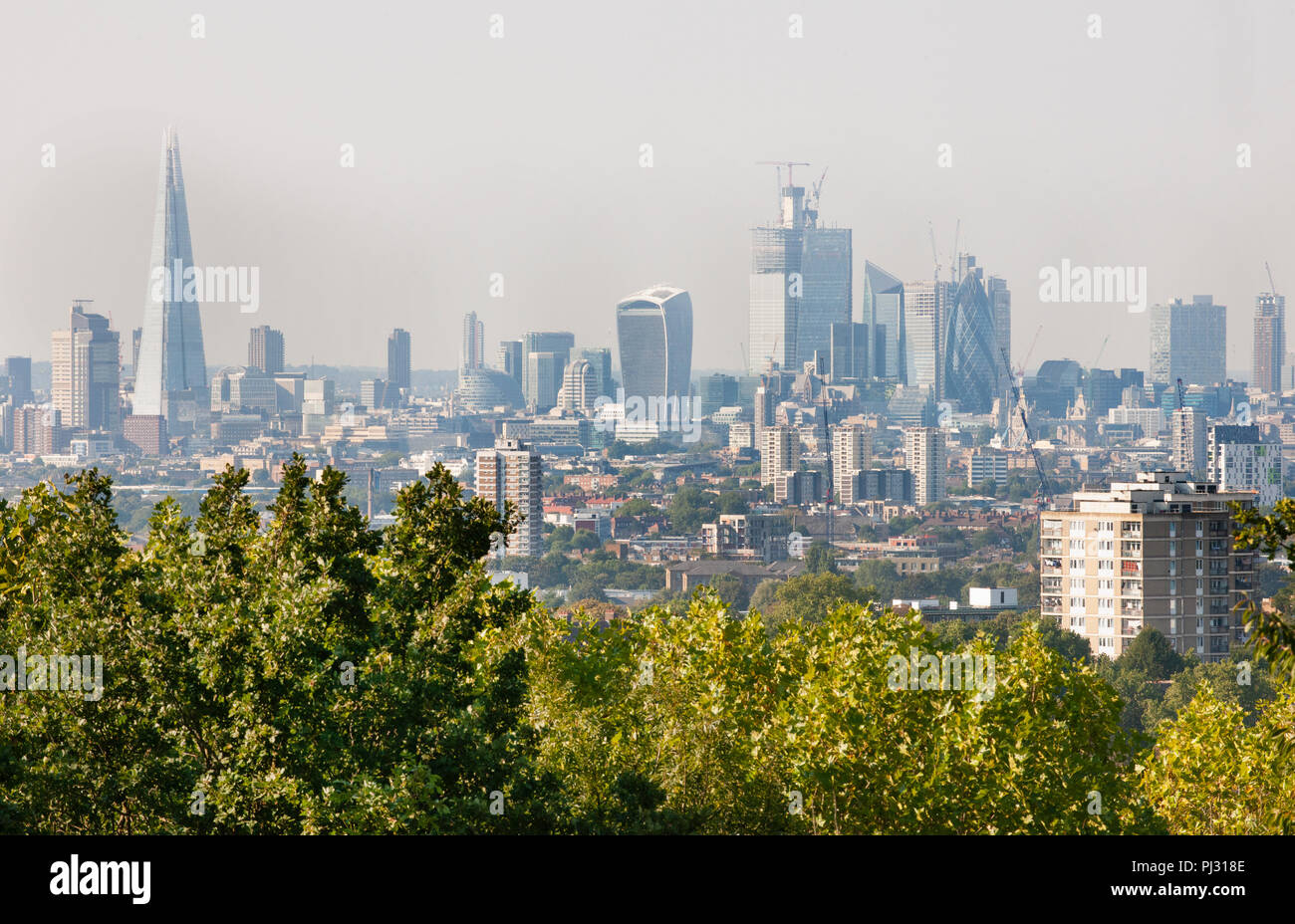 Vistas al horizonte de la ciudad de Londres de One Tree Hill, Honor Oak, Southwark, Londres, Reino Unido. Foto de stock