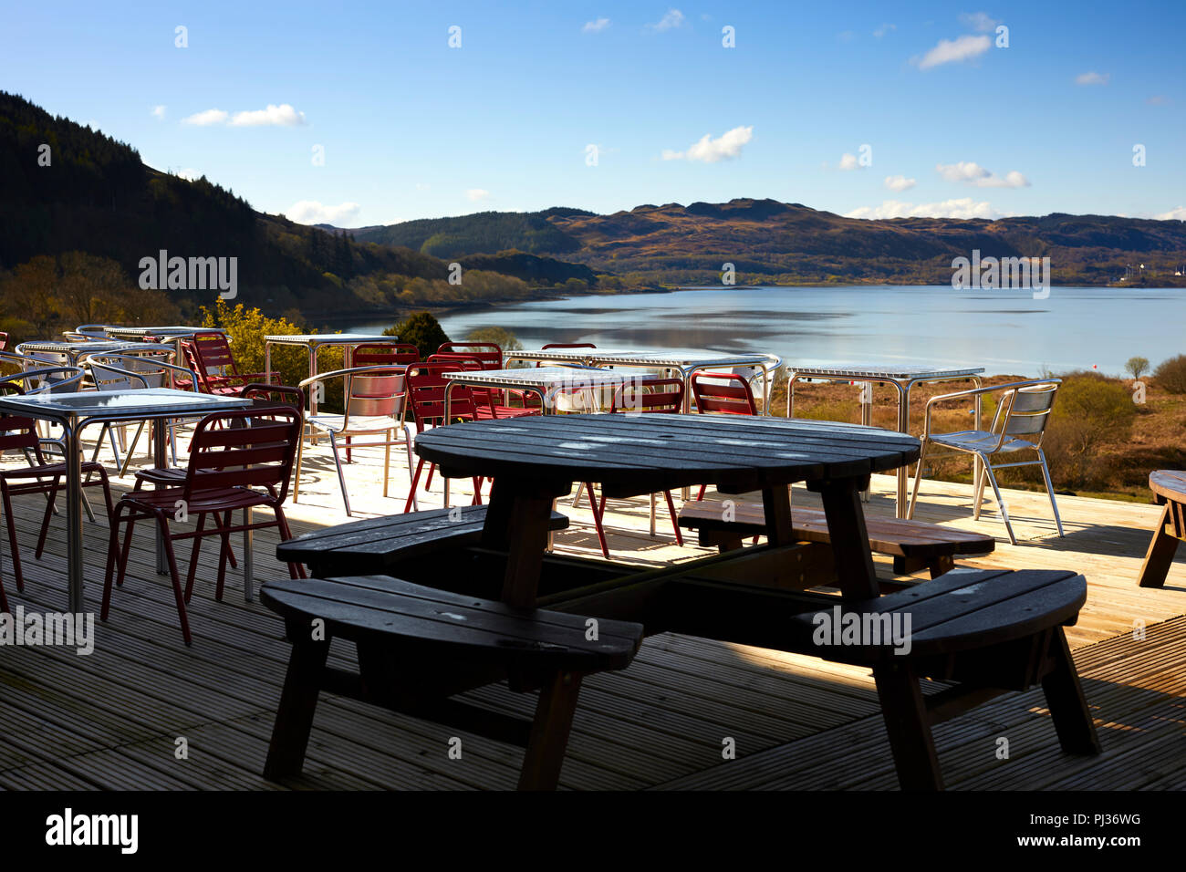 Zona de estar exterior con miras aross Asknish Bay. Loch Melfort Hotel. Arduaine Foto de stock