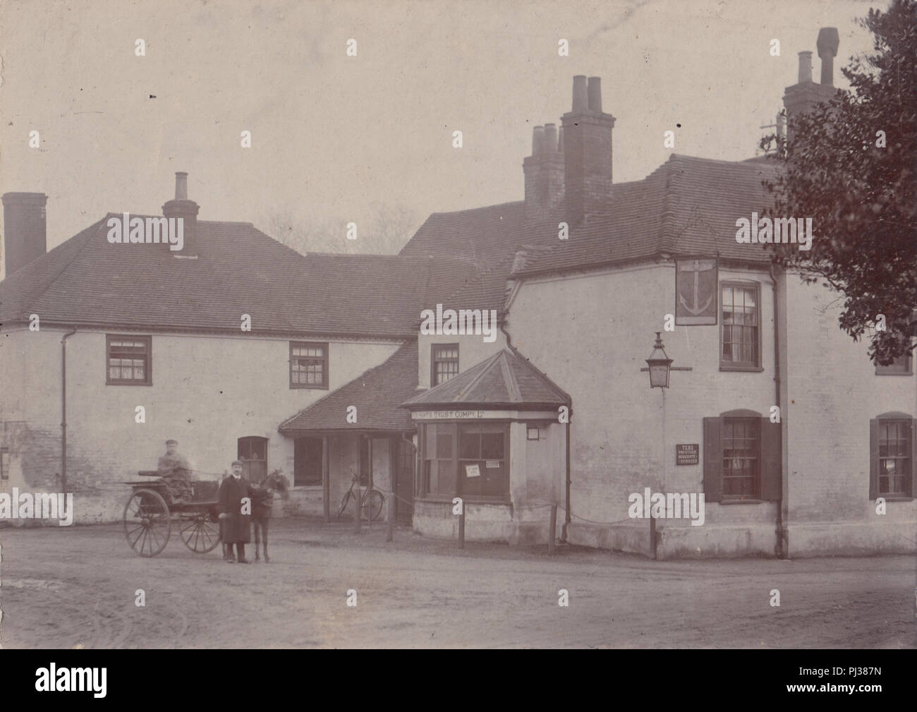 Fotografía victoriana de un caballo y el carro fuera de la Anchor Inn, Ealing Lane, Ealing, Hampshire, Inglaterra Foto de stock